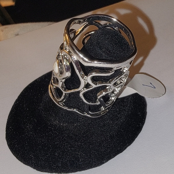 Elegant EUC Silver Floral Ring - Picture 5 of 7